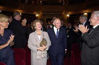 Il Presidente Ciampi insieme alla moglie Franca al suo arrivo al Teatro Piccinni per la celebrazione del centenario della Casa Editrice Giuseppe Laterza & Figli