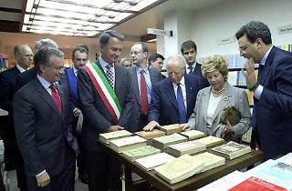 Il Presidente Ciampi in compagnia della moglie Franca visita la libreria Laterza in occasione della celebrazione del centenario della Casa Editrice