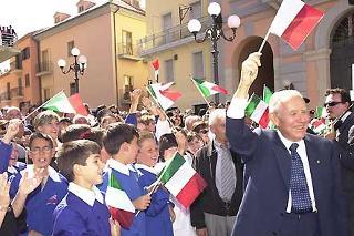 Il Presidente Ciampi salutato da una folla di scolari all'uscita dal Comune