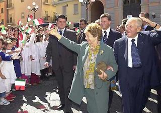 Il Presidente Ciampi con la moglie Franca rispondono alla festosa accoglienza dei numerosi bambini delle scuole elementari all'uscita dal Comune dopo l'incontro con le Autorità cittadine
