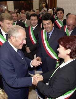 Il Presidente Ciampi saluta il Sindaco di Montescaglioso Maria Bubbico al Termine dell'incontro con le autorità