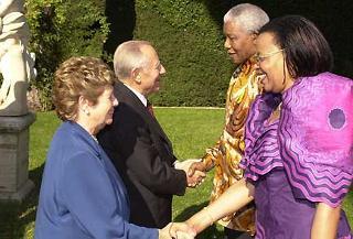 Il Presidente Ciampi con la moglie Franca accoglie S.E. Nelson Mandela e la Consorte alla Coffee House