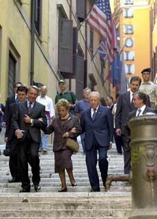 Il Presidente Ciampi insieme alla moglie Franca si reca a piedi al Vittoriano per la cerimonia di inizio dell'anno scolastico 2001-2002