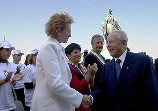 Il Presidente Ciampi viene salutato dal Ministro della Pubblica Istruzione Letizia Moratti