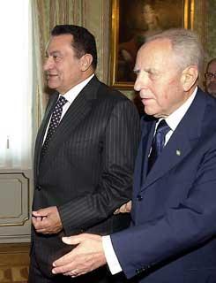 Il Presidente Ciampi con il Presidente della Repubblica Araba d'Egitto S.E.Hosny Mubarak al suo arrivo al Quirinale
