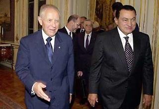 Il Presidente Ciampi con il Presidente della Repubblica Araba d'Egitto Hosny Mubarak al suo arrivo al Quirinale