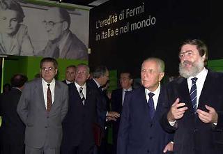 Il Presidente Ciampi visita la Mostra &quot;Enrico Fermi e l'universo della fisica&quot;, accompagnato dal Prof. Alessandro Pascolini, curatore della Mostra