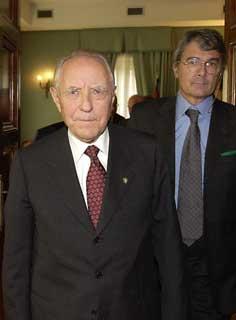 Il Presidente Carlo Azeglio Ciampi seguito dal Ministro della Giustizia Roberto Castelli, al CSM in occasione della seduta straordinaria