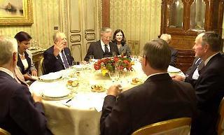 Il Presidente Ciampi e l'ex Presidente degli Stati Uniti George Bush durante il pranzo privato al Quirinale
