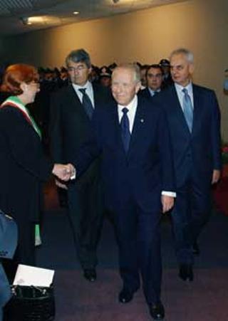 Il Presidente Ciampi, accompagnato dal Presidente del Senato Marcello Pera, dal Ministro della Giustizia Roberto Castelli e dal VicePresidente della Camera dei deputati Clemente Mastella, al suo arrivo alla Festa del Corpo di Polizia Penitenziaria