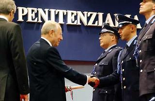 Il Presidente Ciampi consegna ad uno dei premiati l'encomio solenne, nel corso della cerimonia per la Festa del Corpo di Polizia Penitenziaria