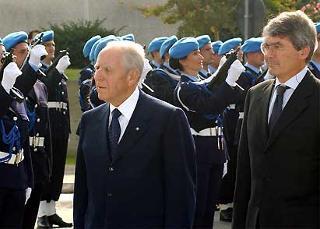 Il Presidente Ciampi, accompagnato dal Ministro della Giustizia Roberto Castelli, al suo arrivo alla Festa del Corpo di Polizia Penitenziaria