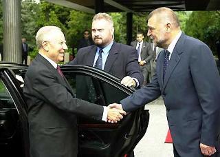 Il Presidente Ciampi al suo arrivo al Palazzo Presidenziale viene accolto dal Presidente della Repubblica Croata Stipe Mesic