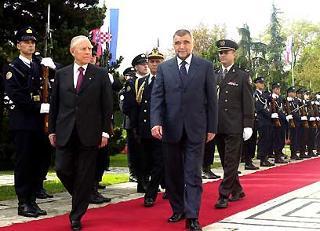 Il Presidente Ciampi con a fianco il Presidente della Repubblica Croata Stipe Mesic riceve gli Onori militari, durante la cerimonia di benvenuto al Palazzo Presidenziale