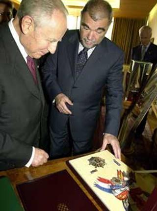 Il Presidente Ciampi riceve, dal Presidente della Repubblica Croata Stipe Mesic, l'altissima onorificenza del Grand'Ordine del Re Tamislav con cordone e Grande Stella, durante la cerimonia di benvenuto