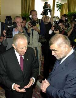 Il Presidente Ciampi con il Presidente della Repubblica Croata Stipe Mesic al termine della riunione al Palazzo Presidenziale