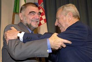 L'abbraccio tra il Presidente Ciampi ed il Presidente della Repubblica Croata Stipe Mesic