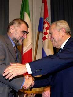 Il Presidente Ciampi al termine del suo intervento al Liceo italiano della città con il Presidente della Repubblica Croata Stipe Mesic