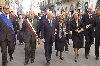 Il Presidente Ciampi in compagnia della moglie Franca ed insieme alle massime Autorità del luogo percorre corso Vannucci