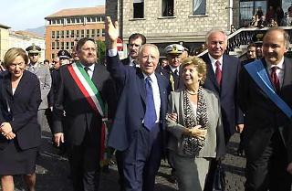 Il Presidente Ciampi insieme alla moglie Franca risponde al saluto dei cittadini al suo arrivo in Comune.