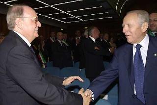 Il Presidente Ciampi saluta l'On. Enrico Luigi Micheli al suo arrivo alla Pinacoteca comunale