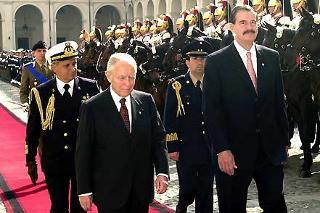 Il Presidente della Repubblica Carlo Azeglio Ciampi con il Presidente degli Stati Uniti Messicani Vincente Fox Quesada passano in rassegna la Guardia d'Onore