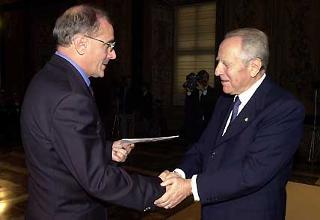 Il Presidente Ciampi consegna il Premio "Livio Tempesta" per il 2001 al Dirigente scolastico Donato Secondo, assegnato all'Istituto Professionale di Stato per l'Agricoltura e l'Industria "A. Castigliano" di Asti