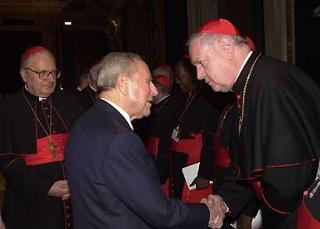 Il Presidente Ciampi si intrattiene con l'Arcivescovo di New York Cardinale Edward Egan, in occasione dell'incontro con i partecipanti alla X Assemblea Ordinaria del Sinodo dei Vescovi