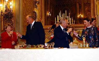 Il Presidente Ciampi, S.M. il Re Harald V e le rispettive consorti, Sig.ra Franca Pilla e S.M. la Regina Sonja di Norvegia, durante il pranzo di Stato nel Salone delle Feste