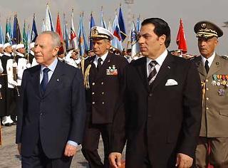 Il Presidente Ciampi e il Presidente della Repubblica Tunisina Ben Alì passano in rassegna un reparto che rende gli Onori militari