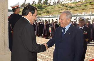 Il Presidente Ciampi al suo arrivo a Palazzo Presidenziale viene accolto dal Presidente della Repubblica Tunisina Ben Alì