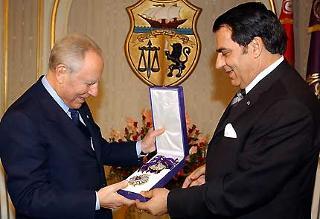 Il Presidente Ciampi, in Visita di Stato in Tunisia, riceve, dal Presidente della Repubblica Ben Alì, il &quot;Gran Cordone dell'Ordine del 7 Novembre&quot;, al termine del colloquio al Palazzo Presidenziale