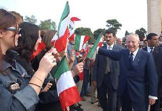 Il Presidente Ciampi al suo arrivo all'Acropolium per l'inaugurazione della Mostra di desing italiano, viene salutato dalla comunità italiana