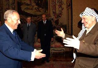 Il Presidente Ciampi con Yasser Arafat, al suo arrivo al Quirinale