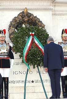Il Presidente Ciampi dopo aver reso Omaggio al Milite Ignoto, in occasione del Giorno dell'Unità Nazionale e Festa delle Forze Armate