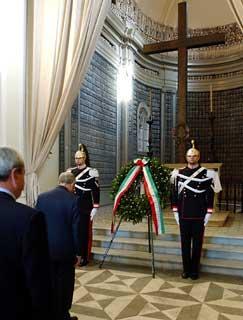 Il Presidente Ciampi sosta in raccoglimento dopo aver deposto una corona d'alloro nella Cappella Ossario