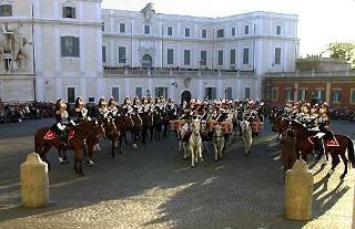 Un momento della cerimonia del Cambio della Guardia solenne a cavallo con lo sfilamento e lo schieramento del Reggimento Corazzieri, in occasione del Giorno dell'Unità Nazionale e Festa delle Forze Armate