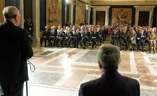 Il Presidente Ciampi rivolge il suo indirizzo di saluto alle personalità presenti al Quirinale, durante la cerimonia di consegna delle decorazioni dell'Ordine Militare d'Italia per l'anno 2000-2001
