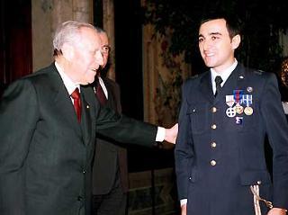 Il Presidente Ciampi conferisce l'onorificenza di Croce di Cavaliere dell'Ordine Militare al M.llo 2^ Cl. Antonio Ligorio