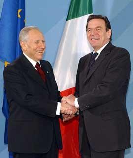 Il Presidente Ciampi con il Cancelliere Federale Gerhard Schroeder, al suo arrivo a Palazzo della Cancelleria