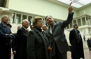 Il Presidente Ciampi con la moglie Franca durante la visita al Museo di Pergamo