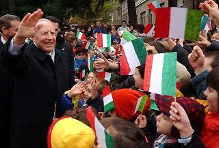 Il Presidente Ciampi risponde al saluto dei numerosi bambini al suo arrivo a Dogliani
