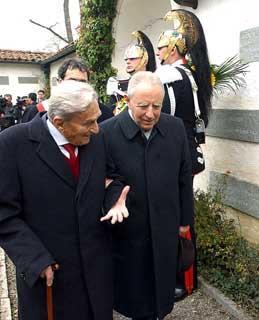 Il Presidente Ciampi dopo aver reso omaggio alla tomba del Sen. Einaudi si intrattiene con il figlio Roberto