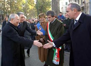 Il Presidente Ciampi al suo arrivo in piazza Vittorio Emanuele II viene accolto dal Presidente della Regione, dal Sindaco e dal Presidente della Provincia