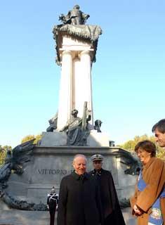 Il Presidente Ciampi accompagnato dal Consigliere Militare Sergio Biraghi dopo aver deposto una Corona d'Alloro al Monumento a Vittorio Emanuele II