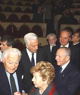 Il Presidente Ciampi con la moglie Franca, il Sen. Gianni Agnelli ed il Presidente del Museo Nazionale del Risorgimento Italiano Franzo Grande Stevenz in visita nell'Aula del Parlamento Subalpino