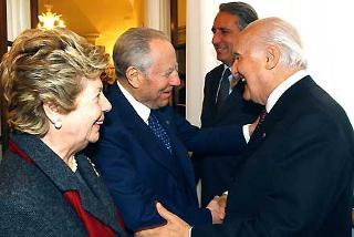 Il Presidente Ciampi con la moglie Franca salutano il Senatore a Vita Oscar Luigi Scalfaro al loro arrivo in Prefettura