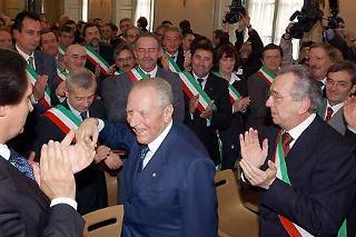 Il Presidente Ciampi salutato dai Sindaci dei Comuni della Provincia al termine del suo intervento