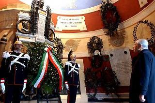 Il Presidente Ciampi sosta in raccoglimento davanti al Sacrario Ossario della Bicocca dopo aver deposto una corona d'alloro