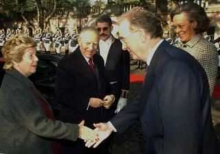 Il Presidente della Repubblica Portoghese Josè Sampaio e la Signora Maria Jose accolgono, al Palazzo Presidenziale di Belèm, il Presidente Ciampi e la moglie Franca